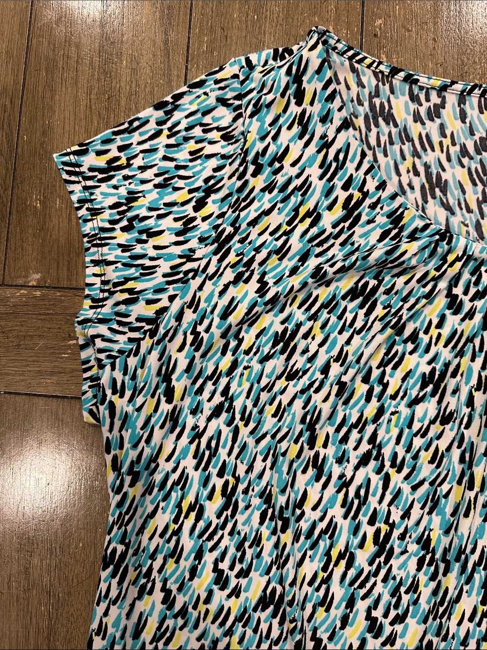 Worthington Short Sleeve Scoop Neck Top in Teal, Black, White, Yellow. Size 2X - Picture 4 of 8